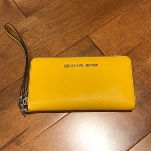 Michael Kors Jetsetter Wristlet